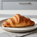 un croissant con sfondo chiaro