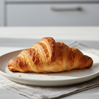un croissant con sfondo chiaro